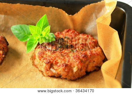 Plantaardige hamburgers op een vel keukenpapier in een zwarte frier detail