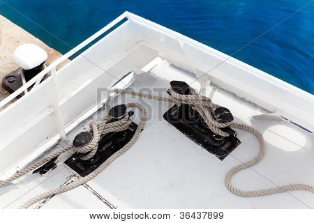 เรือคู่รายละเอียด bitt กับเชือกที่จอดในท่าเรือมารีน่า