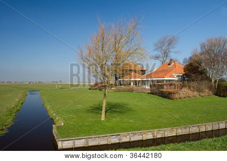 Típica paisagem holandesa na ilha De Woude na Holanda