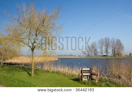 Típica paisagem holandesa na ilha De Woude na Holanda