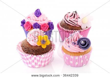 คัพเค้กกับขนมไข่มุกครีมเนยสีชมพู