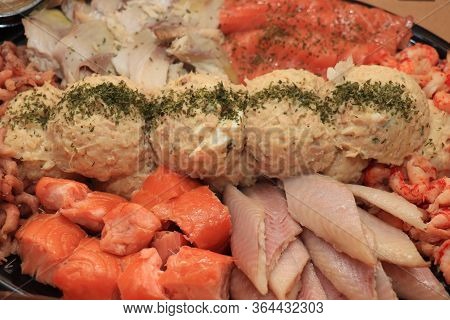 Serving Plate With Fresh Luxurious Seafood And Sauce In Take Away Carton Box