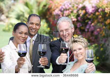 幸せな友達のグループのワインを一緒に乾杯