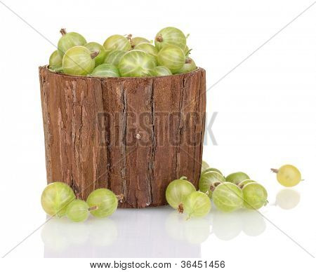 Grüne Stachelbeere aus Holz Cup, isolated on white