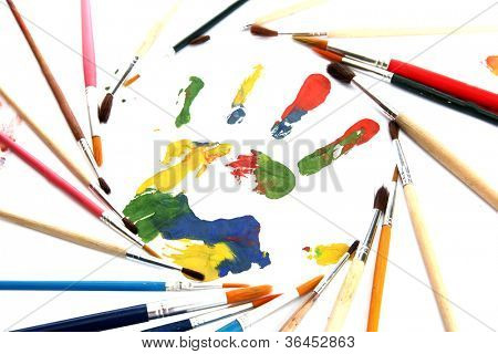 สีมือพิมพ์ ด้วยแปรง แยกต่างหากบนพื้นสีขาว