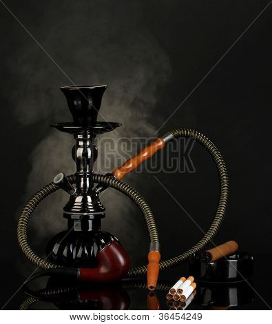 흡연 도구-물 담 뱃 대, 시가, 담배, 검은 배경에 파이프