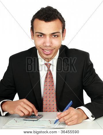 homme d'affaires jeune sur un bureau, isolé on white