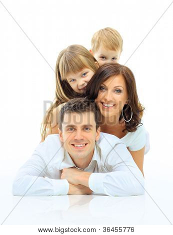 มีความสุขครอบครัวยิ้ม แยกต่างหากบนพื้นหลังสีขาว