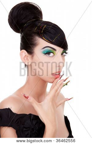 Jonge vrouw model met excentriek make-up en nagels aanraken haar kin. Op witte achtergrond