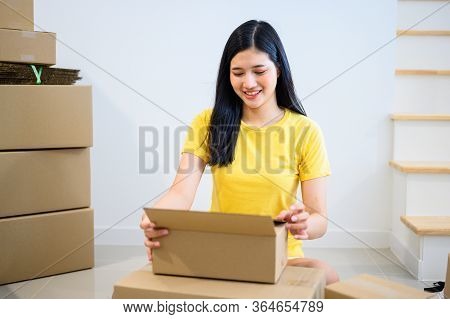 Thai Entrepreneur Couple Are Packing. Oline Shopping And Home Delivery. Lock Down And Self-quarantin