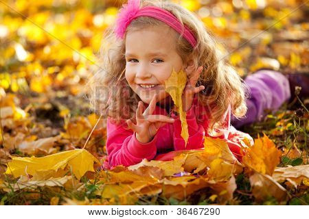 Niño feliz en el Parque otoño