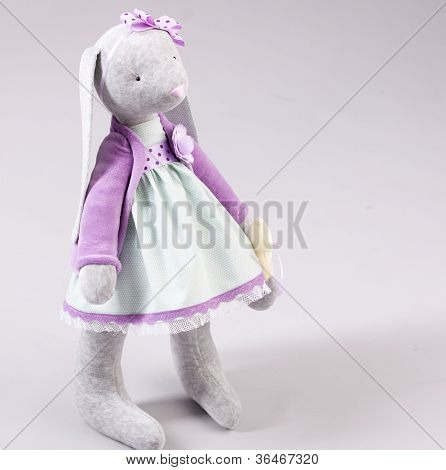 Coelho de brinquedo macio. Boneca artesanal