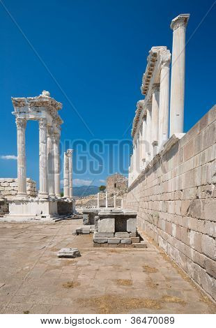 Храм Траяна в Acropolis Пергамон в Турции