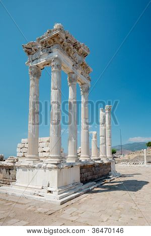 Храм Траяна в Acropolis Пергамон в Турции
