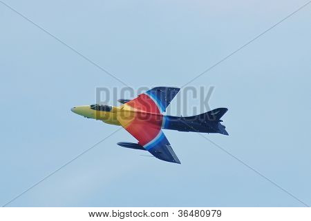 EASTBOURNE, ENGLAND - AUGUST 11: Hawker Hunter kampfly G-PSTT (Miss opførsel) udfører på A
