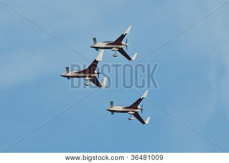 EASTBOURNE, ENGLAND - AUGUST 11: Fransk aerobatic display team Patrouille Reva udføre på Airbou