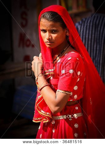 PUSHKAR, INDIA - 19 novembre: Donna non identificata frequenta la Pushkar fair su 19 novembre 2010 in Pu