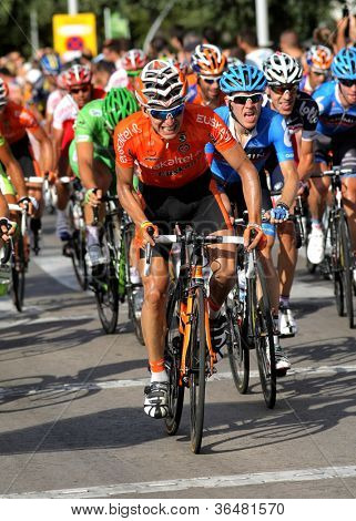 BARCELONA - AUG 26: Euskaltel-Euskadi španělský cyklista Igor Anton jezdí s pack během Vue