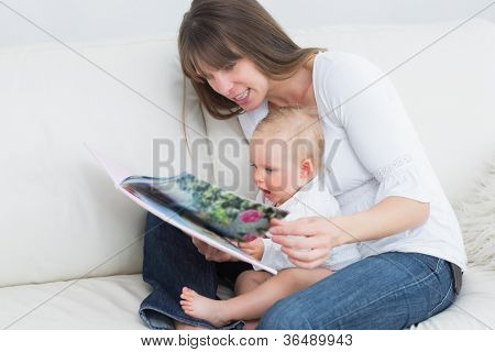 Mami, čtení knihy s dítětem v obývacím pokoji