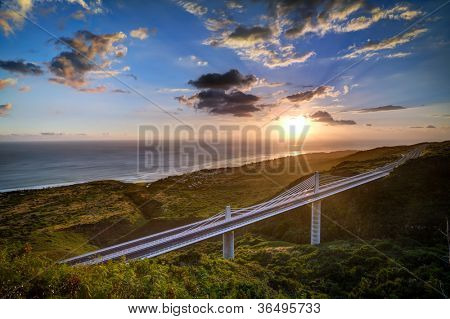 Rozhledny a západu slunce a cloudscape nad Trois Bassins viadukt na ostrově Reunion.