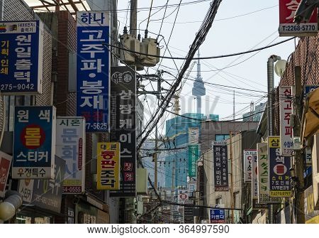 Seoul, South Koera - Oct 30, 2019: Alley With View Of Seoul Tower