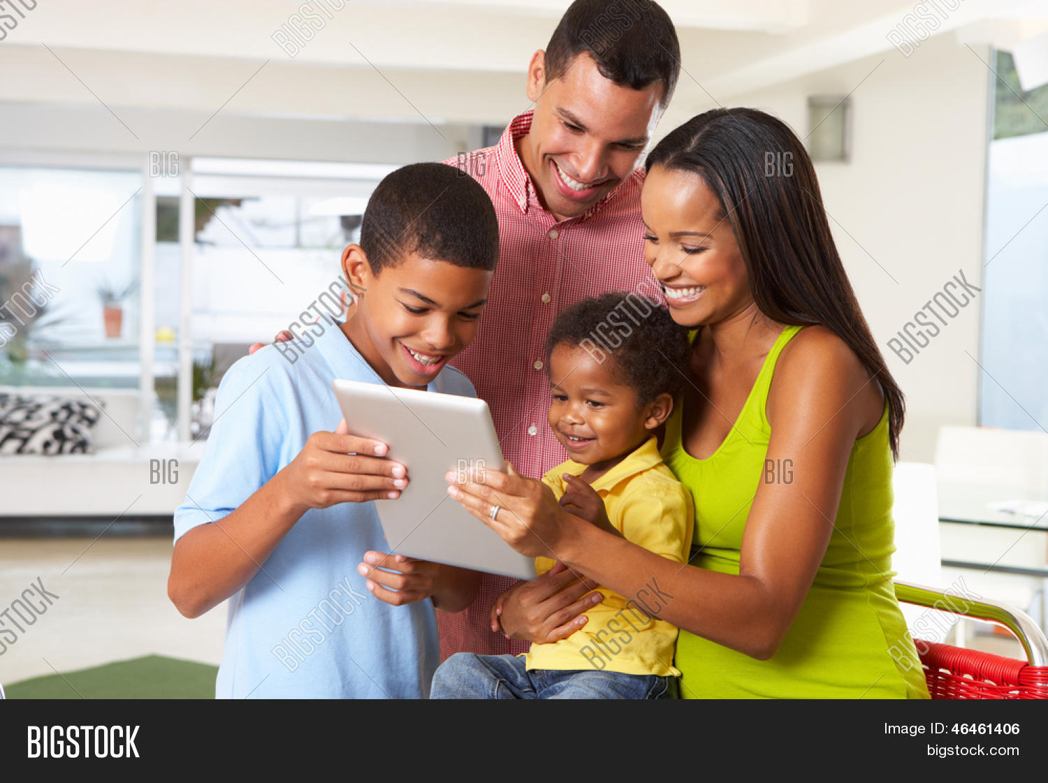 Семья на диване с ноутбуком. Современная семья. Название фотографии семьи с книгой. Американская семья. Families use most of all.