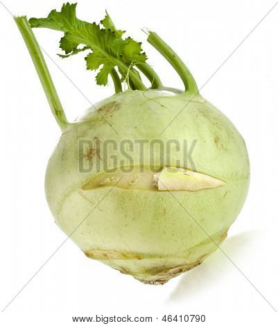กะหล่ำปลี kohlrabi แยกต่างหากบนพื้นหลังสีขาว