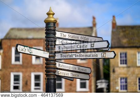 Richmond, North Yorkshire, Uk - August 3, 2020: Traditional Sign Post In Richmond Market Place Point