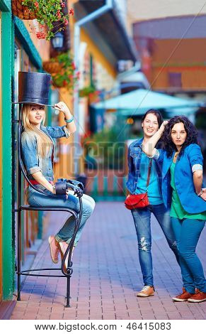 Belles amies s'amuser dans la ville touristique