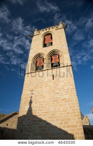 Torre com sinos vermelhos