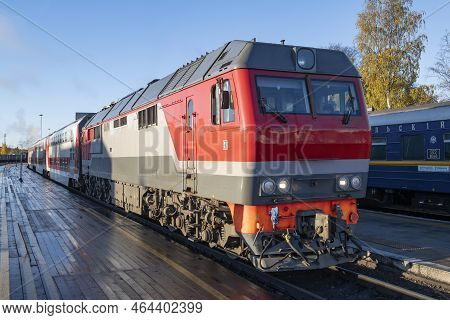Sortavala, Russia - October 09, 2022: Diesel Locomotive Tep-70bs With A Modern Double-decker Passeng