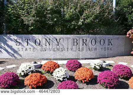 Stony Brook, New York - 21 Oct 2022: Sign At The Entrance  To Stony Brook University A Suny Institut