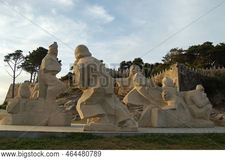 Baiona, Espanha - May 03, 2022 : Sunset Near The Monument Encounter Between Two Worlds, Pontevedra, 