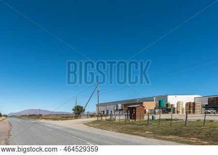 Koue Bokkeveld, South Africa - Sep 9, 2022: 32 Degrees South Fruit Packers On Road R303 In The Koue 