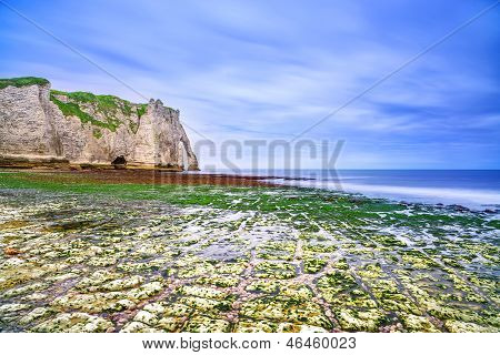 Etretat Aval Cliff Landmark ve düşük gelgit onun Beach'te. Normandy, Fransa.
