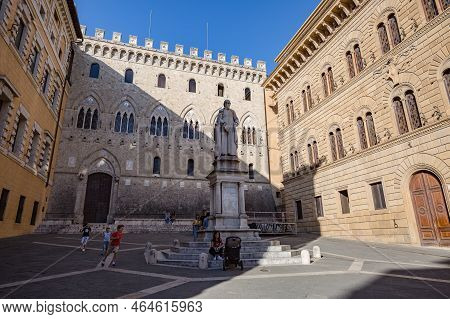 Siena, Italy - May, 2022: Cityscape. Palazzo Salimbeni Palace, The Main Office Or Headquarter Of Mon