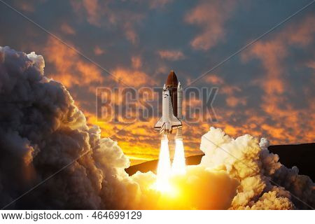 Spaceship Lift Off. Space Shuttle With Smoke And Blast Takes Off Into Space On A Background Of Sunse