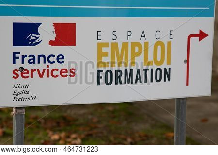 Bordeaux , Aquitaine  France - 11 01 2022 : France Services And Espace Emploi Formation Sign Text An