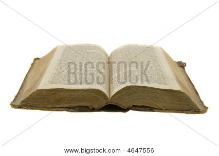 Otwórz Biblii rocznika otwartą książkę do czytania na białym tle