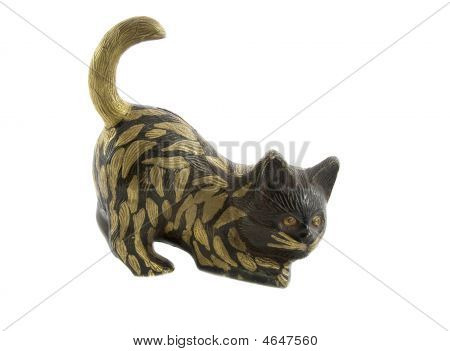 Estatuilla de bronce de Gato divertido aislado en blanco