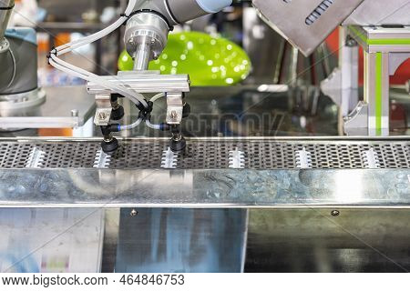 High Power Vacuum Suction Pad Lifter Device For Carry And Transfer Smooth Material Or Product Or Oth