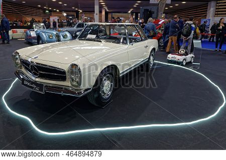 Lyon, France, November 4, 2022 : Old Mercedes 280sl At The Annual Motor Show Epoq'auto, Held At Eure