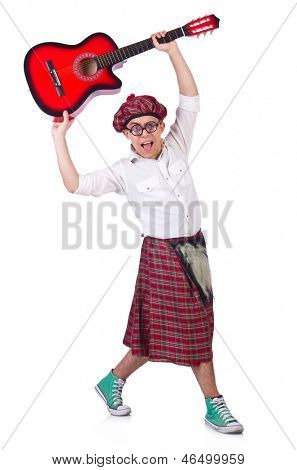 Lustige Scotsman mit Gitarre auf weiß