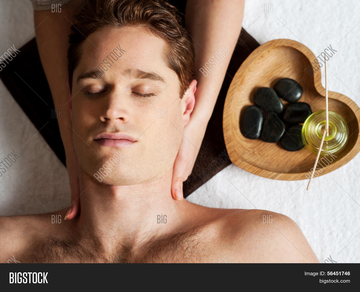 мужчина и женщина в постели. мужчина и женщина отдыхают. мужской массаж лица. счастливый мужчина. классический массаж для мужчин.