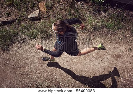 Draufsicht der Trailläufer auf Berg