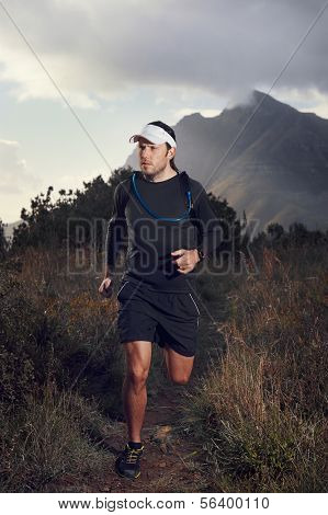 Ultramarathon Trailläufer mit Determintion Training für Fitness und Gesundheit