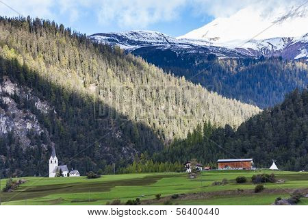 แนวเทือกเขาแอลป์ใกล้ Filisur แคนตัน Graubunden สวิตเซอร์แลนด์