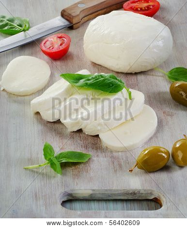 Mozzarellaa ja kirsikkatomaatteja