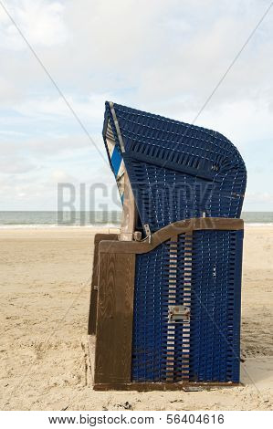 Typiske blå stol på stranden af tyske sydvestligste ø Borkum