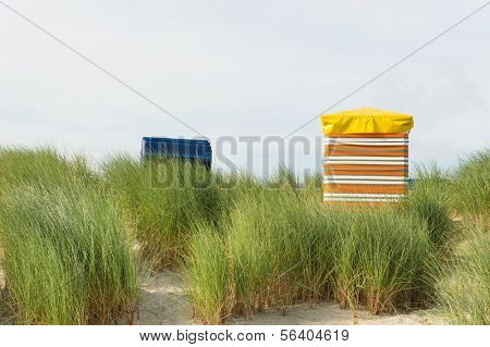 Typisk stole på stranden af tyske sydvestligste ø Borkum